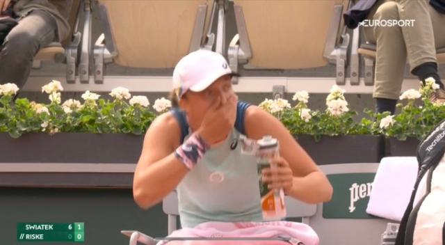 1653795352057069259.jpg 斯瓦泰克捂嘴.jpg